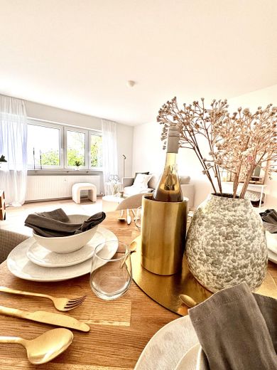 شقة ساحرة من 3 غرف: أول سكن بعد تجديد أنيق – Wohnzimmer - echtes Foto