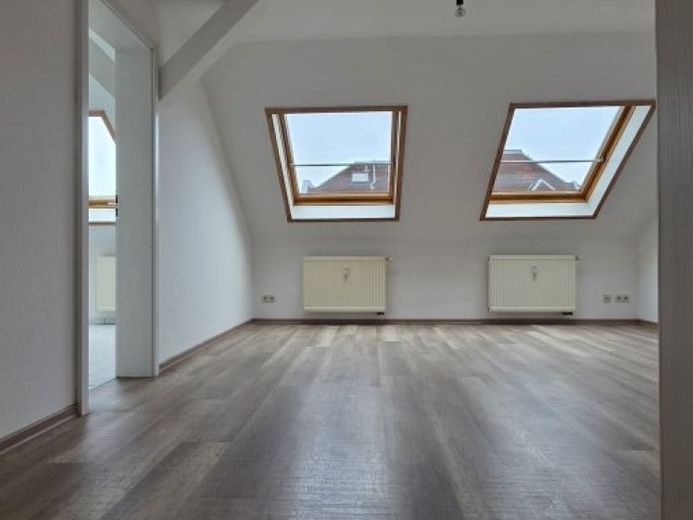 3-Zimmer-Dachgeschoss-Wohnung mit EINBAUKÜCHE in Zwickaus Nordvorstadt an KAPITALANLEGER zu verkaufen! – Foto 1