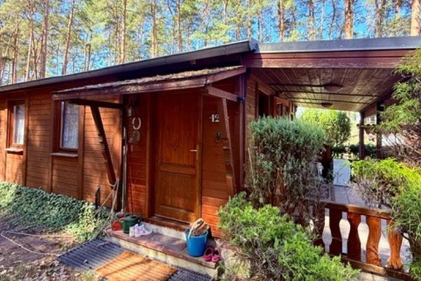 **Ruhe und Entspannung abseits des Großstadtlärms**Ferienhaus im Kiefernwald**