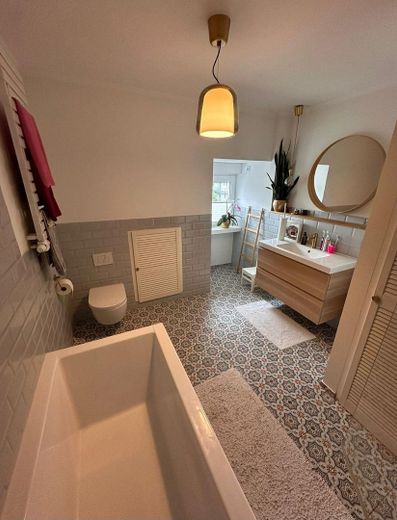 High-quality renovated maisonette apartment with 3 rooms, garden and parking space included – Bad mit Fussbodenheizung
