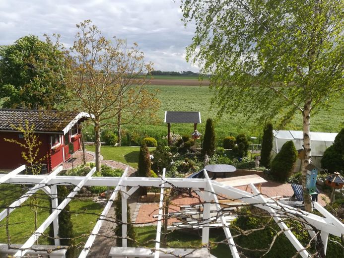 Provisionsfreies, schönes Haus mit Hauptwohnung + 2 Einliegerwohnungen. Mit schönem Garten – Blick vom Balkon 1