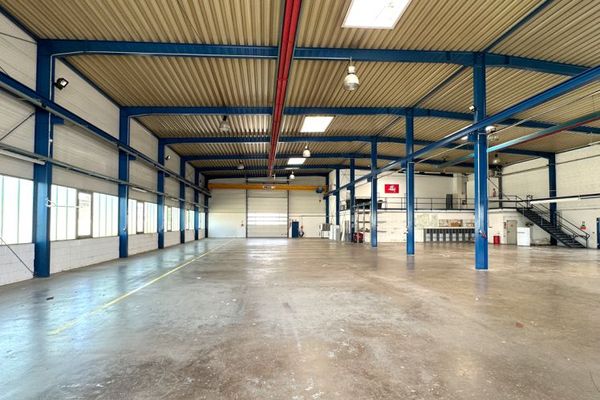 7340 m² plot, 1320 m² heated hall with offices, 5 t crane runway, 6120 m² outdoor area for rent in Gera near the A4