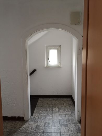 Edificio residencial con 4 unidades de vivienda, amplia parcela ajardinada y de patio, así como edificio comercial independiente – Treppenhaus