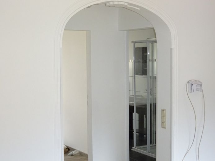 Appartement de plain-pied de 2,5 pièces avec cuisine, salle de bains, terrasse et buanderie – Durchgang 