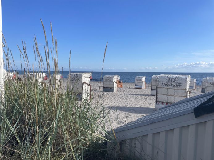 Strandnahe Kapitalanlage: Ferienwohnung & Ladengeschäft – Strandbild 