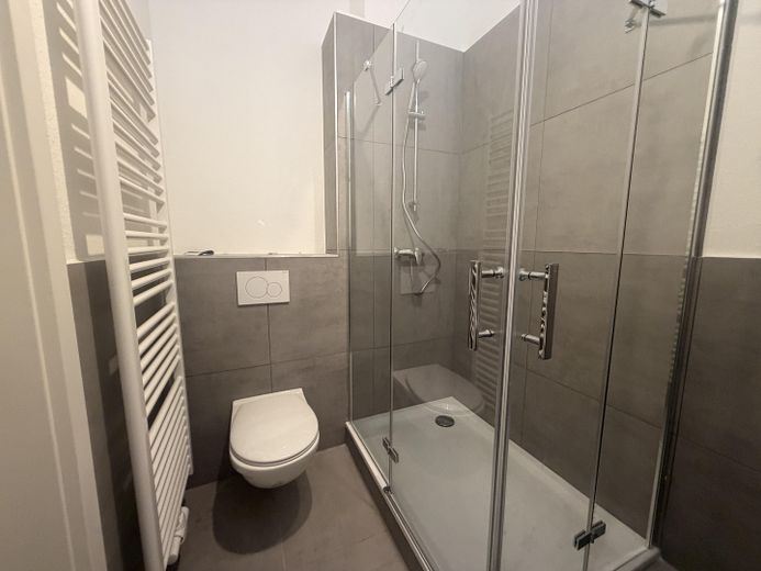 *First occupancy* Completely renovated 3-room period apartment on Bergerstraße with fitted kitchen and balcony – Badezimmer