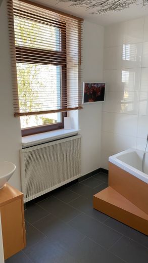 Wohnen und Arbeiten: Stilvolles Mehrfamilien- und Geschäftshaus mit großem Garten. – 1. OG Bad