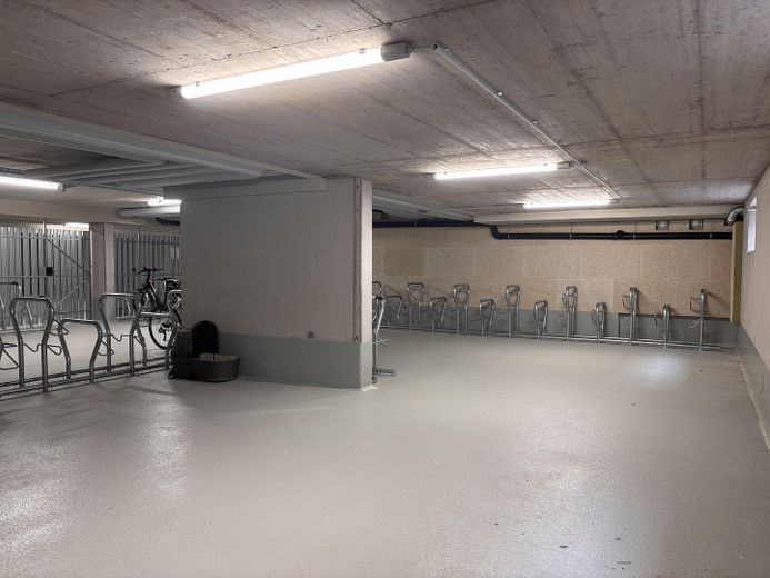 Appartement neuf moderne de 2 pièces avec cuisine, balcon et 2 places de stationnement à Nürtingen-Oberensingen – Fahrrad-Abstellraum