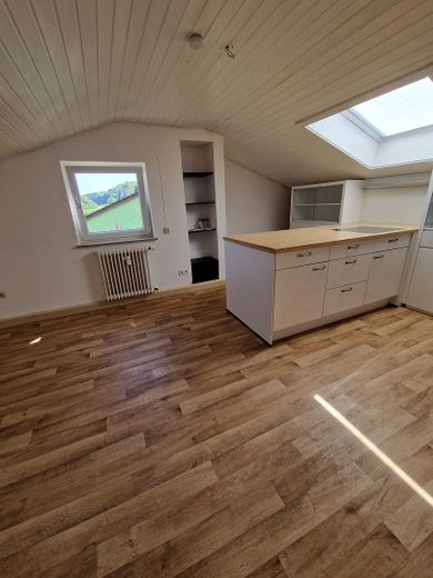 Helle 2,5-Zi-DG-Wohnung mit großer Wohnküche in ruhiger Waldrandlage – 5 Min nach Heidenheim – Küche