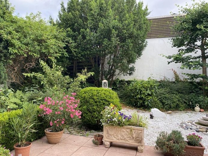 Großzügiges Reihenmittelhaus mit 222m² in Muffendorf, Einliegerwohnung und sonnigem Atriumgarten – Garten im Sommer