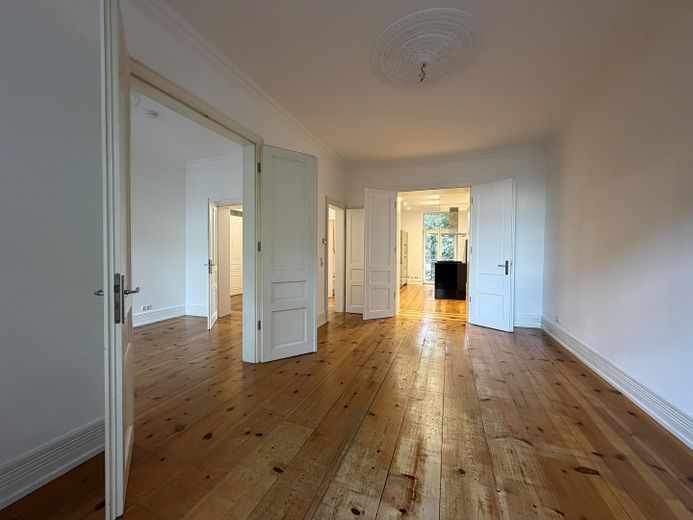Appartement ancien de 3,5 pièces dans le Nordend avec balcon, cuisine équipée et plafonds de 3 m de hauteur – Zimmer 1