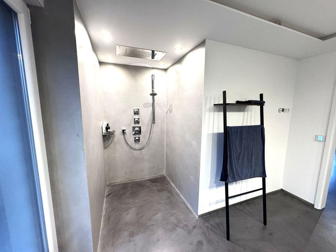 Große ebenerdige Dusche