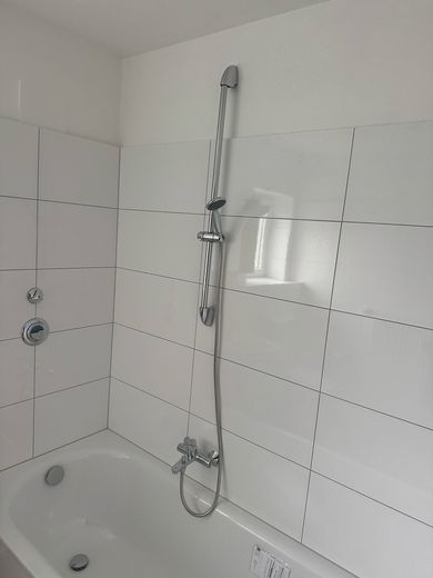 ***Gruntownie wyremontowana łazienka z oknem, balkon południowo-zachodni z dużą ilością słońca, położony wśród zieleni*** – Tageslichtbad