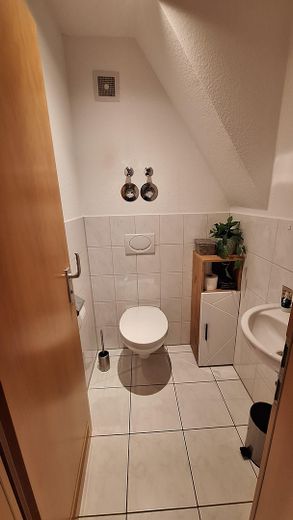 Provisionsfreie, energieeffiziente 3,5-Zimmer-Maisonette-Wohnung auf der Schillerhoehe in Marbach – Gaeste-WC