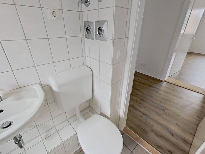 Tee aufbrühen, Füße hochlegen, Kaltmiete sparen: Moderne 2-Zimmer-Wohnung mit BALKON – Ansicht II: Bad