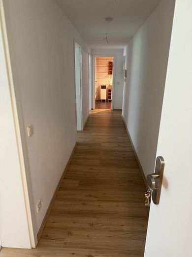 Schöne 3-Zimmer Wohnung mit Terasse und Garten – Flur
