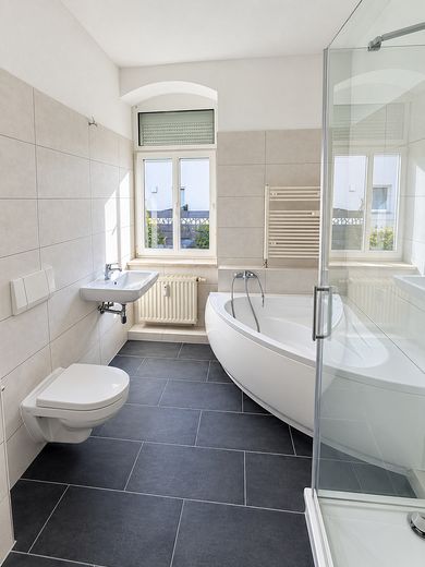 Helle 2-Zimmer-Altbauwohnung mit modernem Bad – Wanne & Dusche – Bad