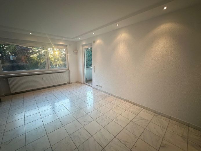 Modernisierte 3-Zimmer-Wohnung mit Einbauküche, Balkon & Blick ins Grüne – Wohnzimmer