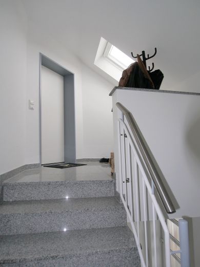 Lichtdurchflutetes Single-Schatzkästchen: Gehobene DG-Wohnung mit Balkon – ZUR WOHNUNG