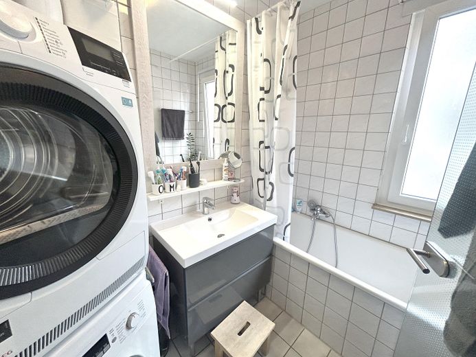 Raumwunder: Haus mit 6,5 Zimmern, hochwertiger EBK in Citylage – Helles Badezimmer mit Fenster