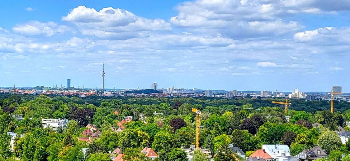 Bogenhausen 15° piano appartamento di 3 locali con vista sulle Alpi e piscina sul rooftop – vendita privata! – Aussicht vom Balkon Olympia