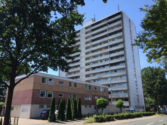 Vermietete 2-Zimmer-Wohnung mit Balkon und Fernblick – attraktive Kapitalanlage in Delmenhorst – Außenansicht des Gebäudes