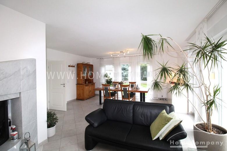 24990 HomeCompany Dresden सुसज्जित/Furnished ड्रेसडेन-ज़ाशेन्डोर्फ में बड़े भूखंड वाला एकल-परिवार घर अधिकतम 8 व्यक्ति – e4e37a06c39a564c27d75cad9fbab6e04c4a9f46.jpg