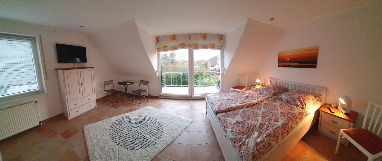 Ferienhaus inkl. Garage auf Borkum zu verkaufen – Elternschlafzimmer mit Balkon