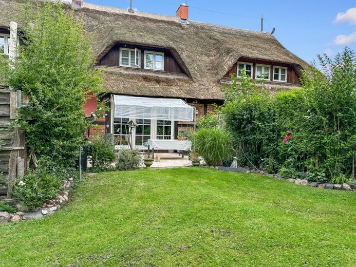 Gepflegtes Reetdachhaus mit großem Garten und Garage – für Käufer provisionsfrei! – Foto 1