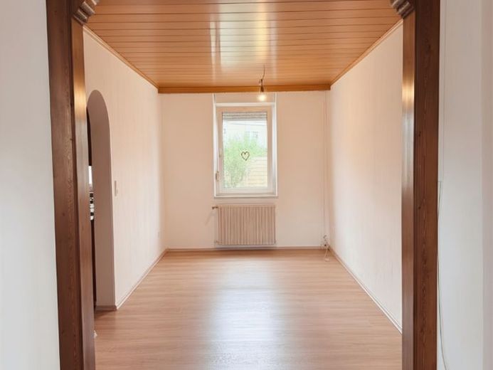 Altbauflair trifft Wohnkomfort: Bezugsfertiges Reihenmittelhaus mit Garten in zentraler Lage von Frankenthal – Foto 1