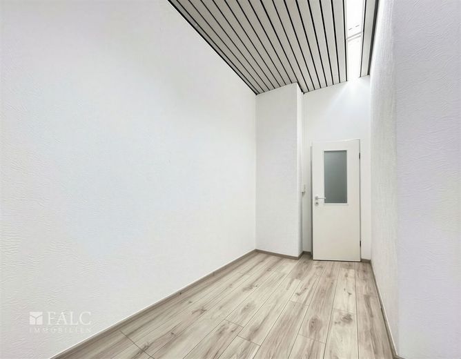 Zwei Schaufenster, unzählige Möglichkeiten - Maximale Sichtbarkeit in Uerdingen – Backoffice - leer (KI generiert)