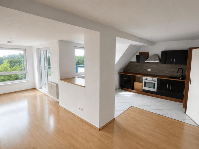 Bright top-floor apartment with lake view – Photo 1
