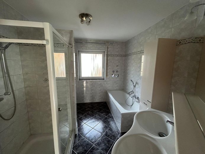 Bad OG, mit WC hinter Dusche