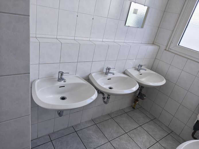 Gewerbehalle / Lagerhalle / Halle 624qm / Büro 247qm in 91126 Rednitzhembach – Waschraum im EG