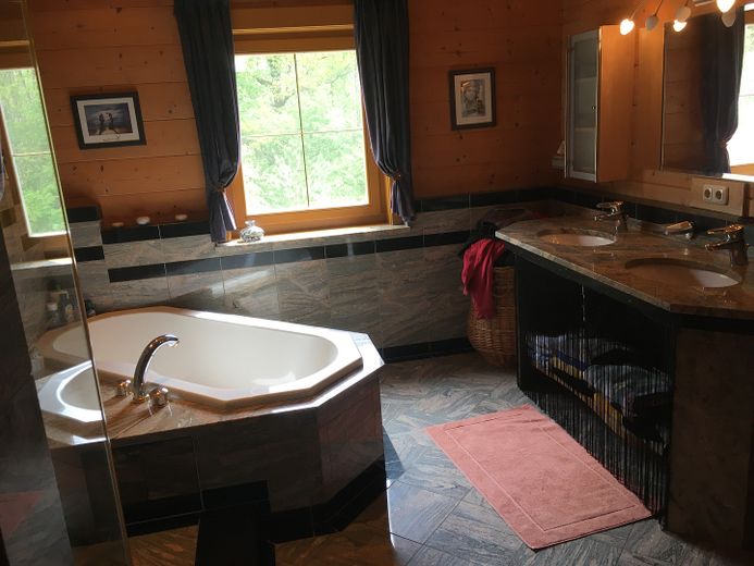 Am Waldrand gelegenes Einfamilienhaus mit ELW und parkähnlichem Garten – Granitbad