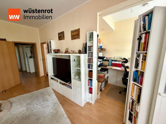 LIBERO AL ROGITO! Luminoso appartamento di 2 locali con due balconi nel cuore di Berlino-Friedrichshain – Wohnzimmer