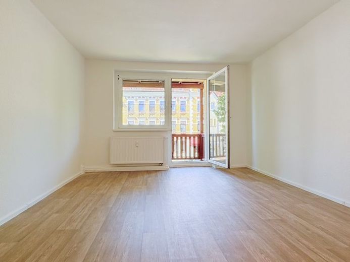 Familienfreundlich wohnen: Frisch renovierte Wohnung mit Balkon und Tageslichtbad – Foto 1