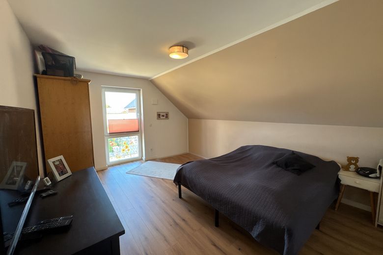 Neuwertig! Freistehendes KFW40 Einfamilienhaus mit großem Garten und Feldblick in einem Neubaugebiet – Schlafzimmer