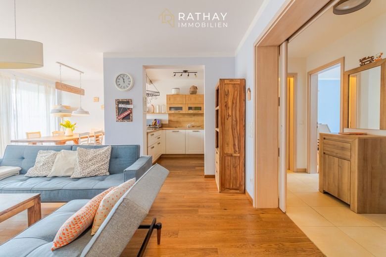 Hochwertige Erdgeschosswohnung mit eigenem Garten, Terrasse und drei Stellplätzen – Wohnbereich