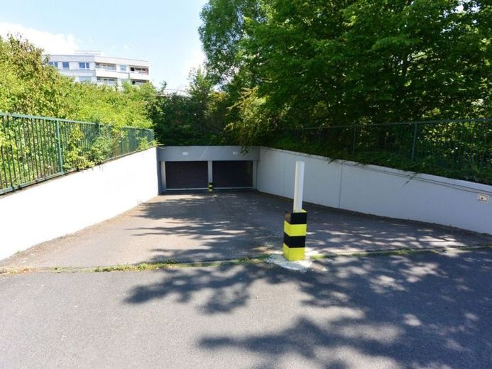 Tiefgaragenstellplatz in Wiesbaden-Biebrich – ideal für Motorrad, Oldtimer oder kleinen Anhänger – Foto 1