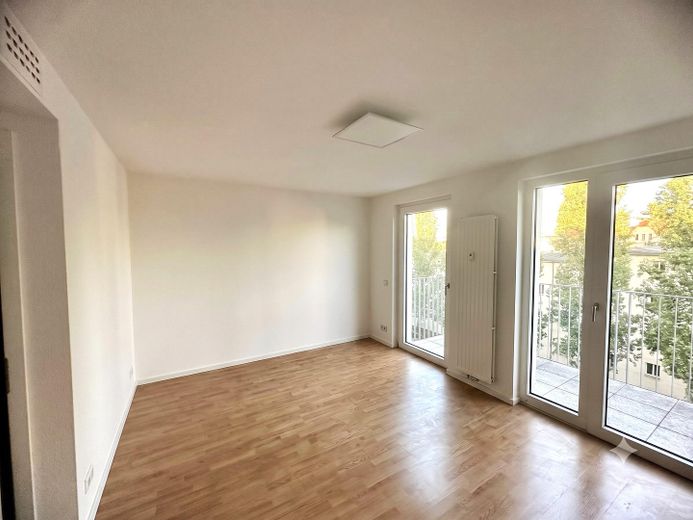 LISTO PARA OCUPAR DE INMEDIATO - MODERNO APARTAMENTO URBANO DE 30 M² EN EL PRÓSPERO BERLÍN-ADLERSHOF – Wohnbereich, KI-Überarbeitet