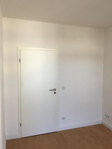Moderne Wohnung mit Einbauküche, 3-Zimmer, offener Grundriss und Balkon in Chemnitz – Schlafzimmer 1