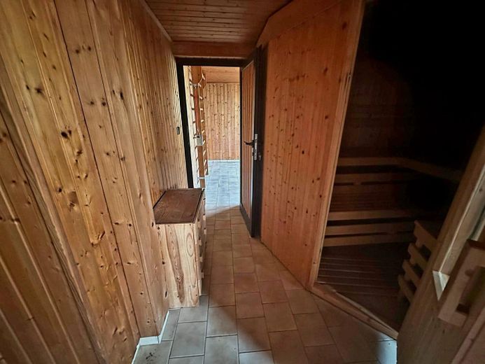 Wohnensemble aus zwei verbundenen Hausteilen – 244 m² Wohnfläche, Wintergarten & Sauna – Saune / Sportraum