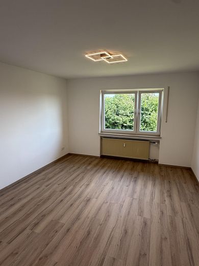 Neu renovierte 3-Zimmer-Wohnung mit Balkon, neuer EBK und 2 Stellplätzen in Reuffelbach (Mammelzen) – Schlafzimmer