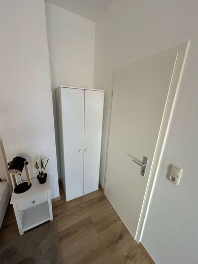 Drugi najem po remoncie.! Kompaktowe loft 1-pokojowe w oficynie z prysznicem i laminatem w centralnej lokalizacji! Kuchnia w zabudowie możliwa. – Musterfotos möblierte Nachbarwohnung