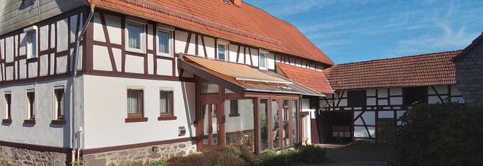Fachwerkhaus mit Nebengebäude Garten und Brunnen