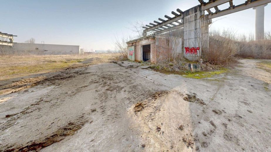 Provisionsfreier Denkmal Bunker mit Südausrichtung Erschlossen &amp; Ideal für visionäre Gewerbeprojekte – Zufahrt