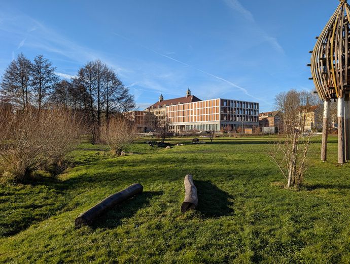 Park und Schulkomplex