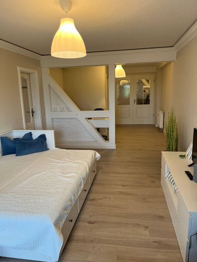 Disponible a partir de octubre de 2026: hermoso y luminoso apartamento de 2,5 habitaciones – Wohnzimmer mit Blick ins Büro