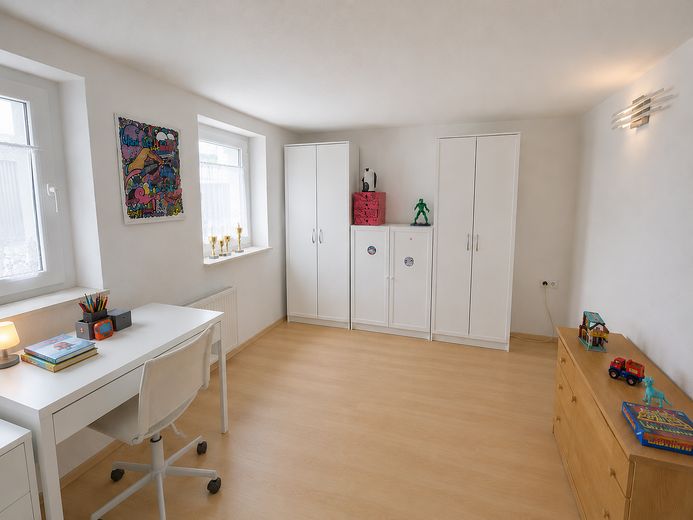 Architekten-Bungalow mit großem Grundstück und Baupotenzial – Lichtdurchflutetes Zimmer UG